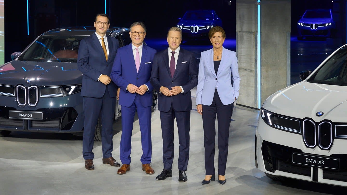 BMW Buka Pabrik Baru di Hungaria untuk Produksi Mobil Listrik Modern iX3
