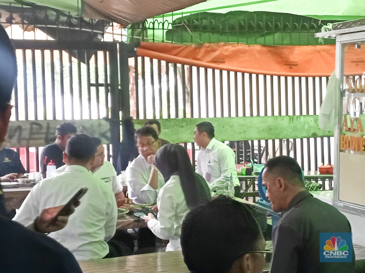 Menteri Keuangan Makan Sederhana di Warung Kaki Lima Usai Rapat Penting