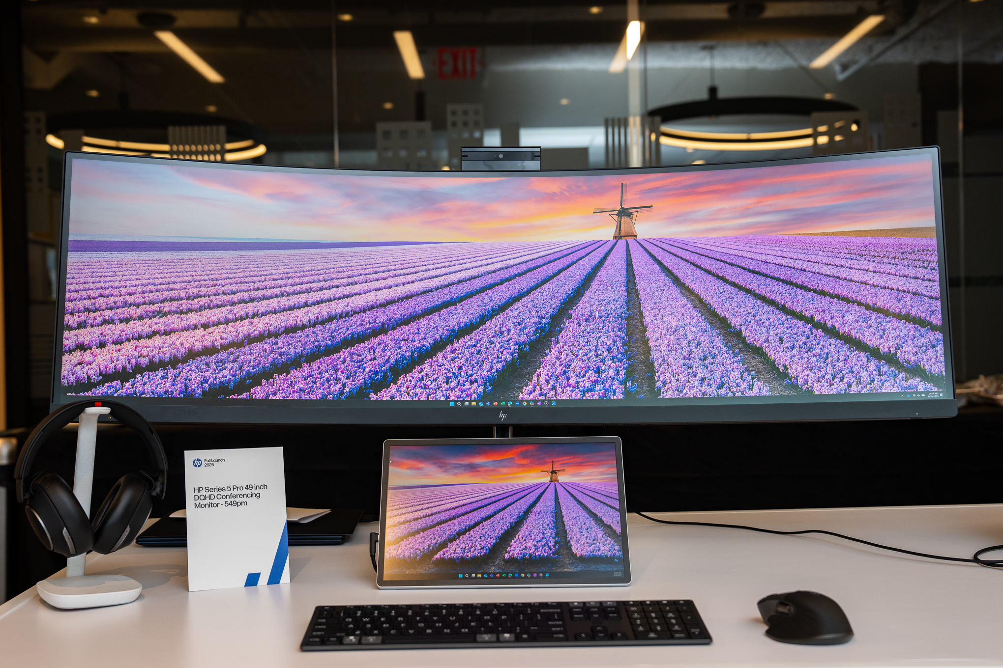 HP Perkenalkan Monitor Ultrawide 49 Inci dengan Webcam Tersembunyi untuk Kantor
