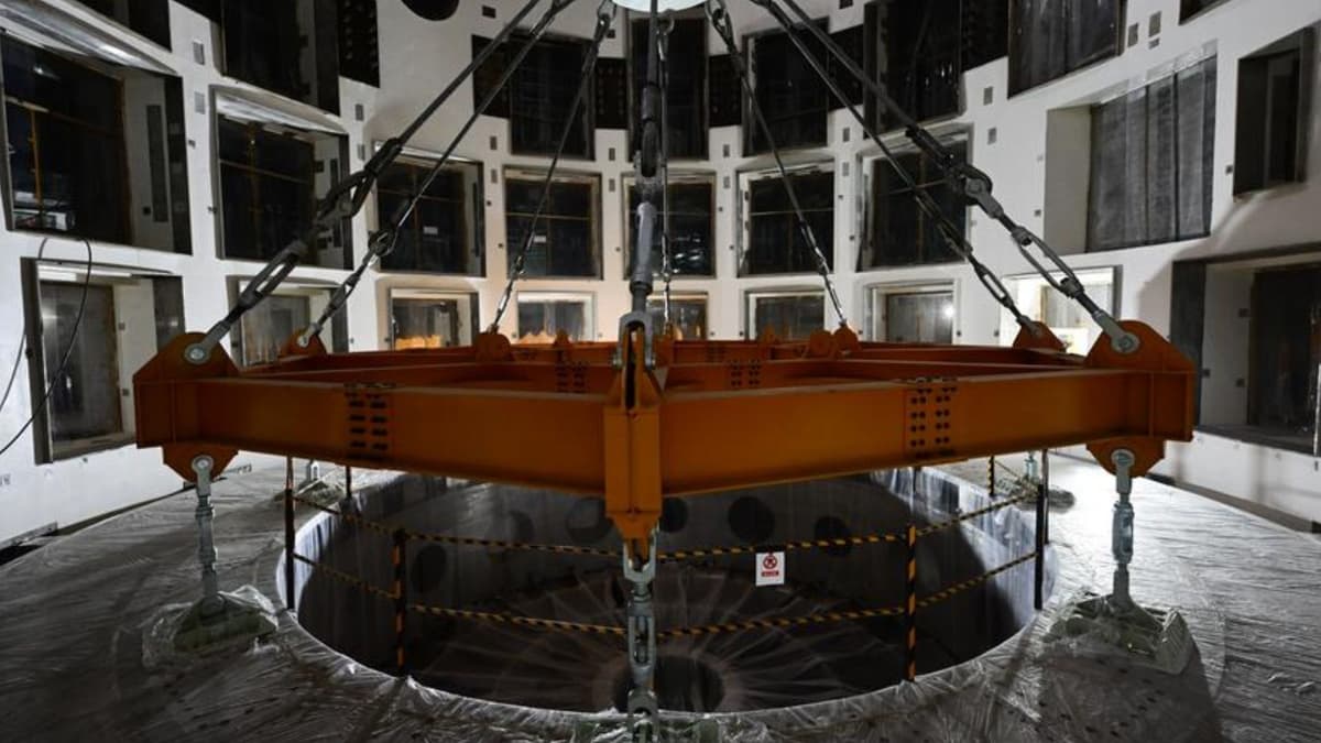 China Pasang Komponen Besar BEST untuk Reaktor Fusi Nuklir Generasi Baru