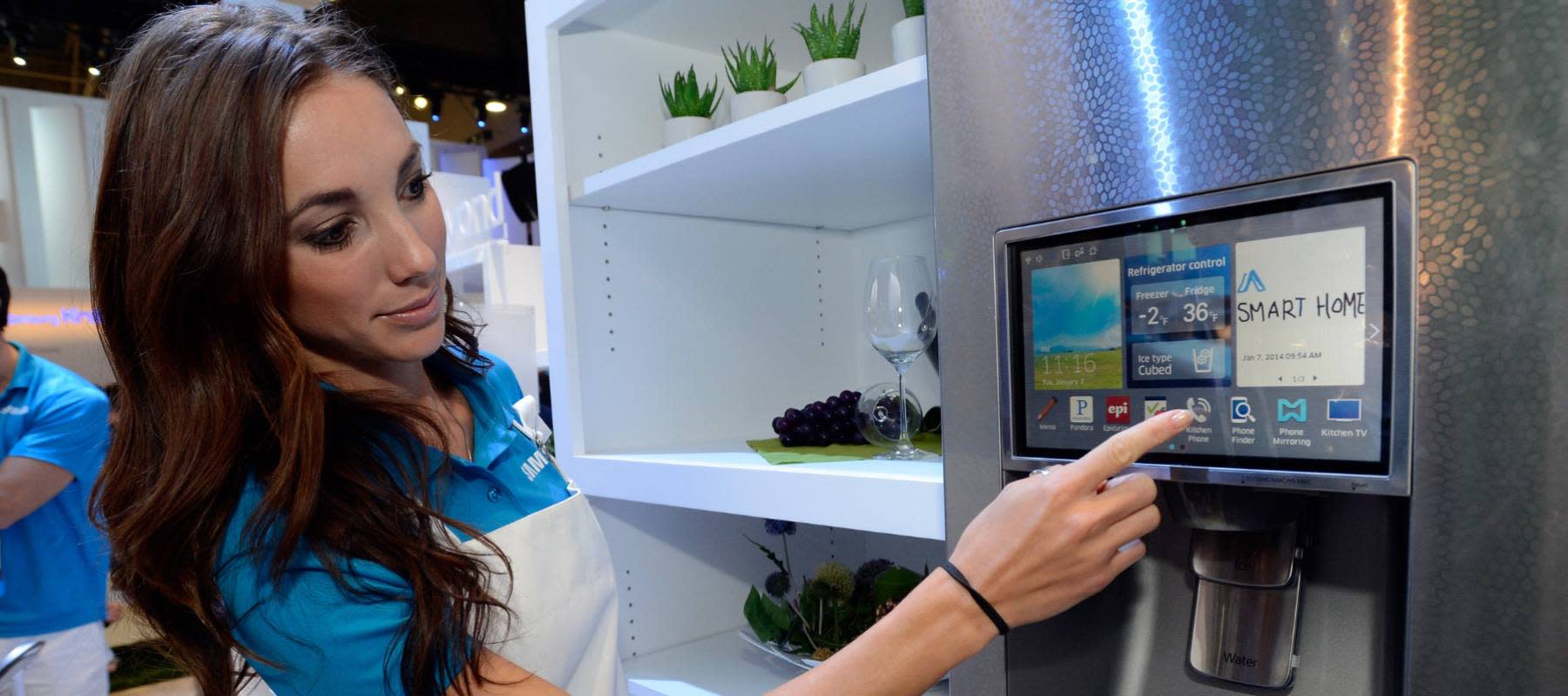 Samsung Mulai Tampilkan Iklan di Layar Kulkas Pintar, Konsumen Meradang