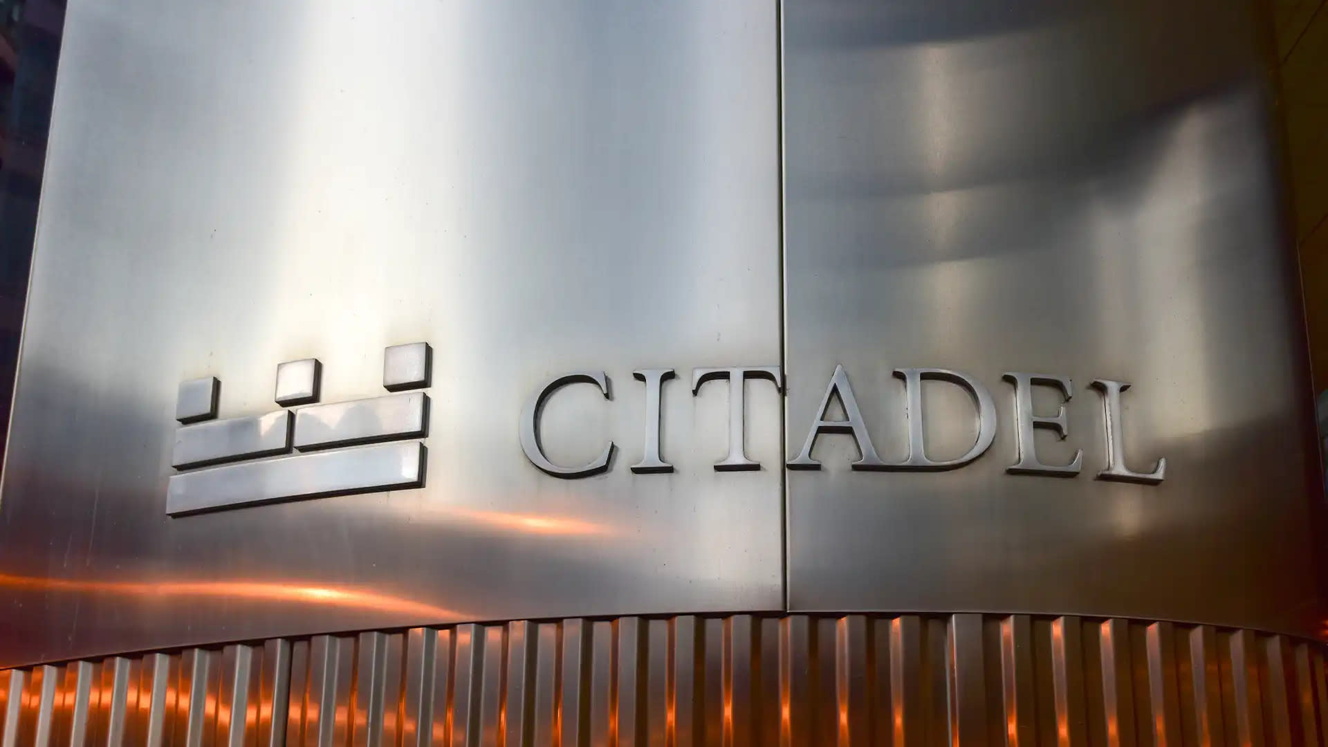 Ken Griffin Waspadai Peralihan Besar dari Dolar ke Bitcoin dan Emas Rekor