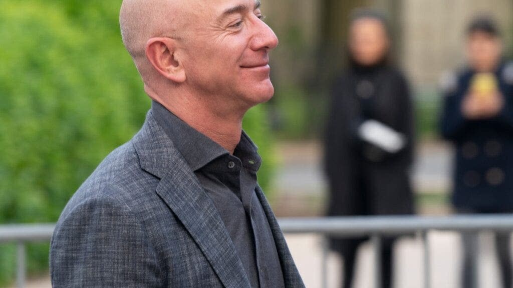 Jeff Bezos Sarankan Gen Z Kumpulkan Pengalaman Kerja Sebelum Mulai Startup