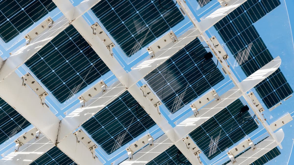 Teknologi Baru Permukaan Pelindung Sel Surya Perovskit Anorganik Meningkatkan Efisiensi dan Daya Tahan