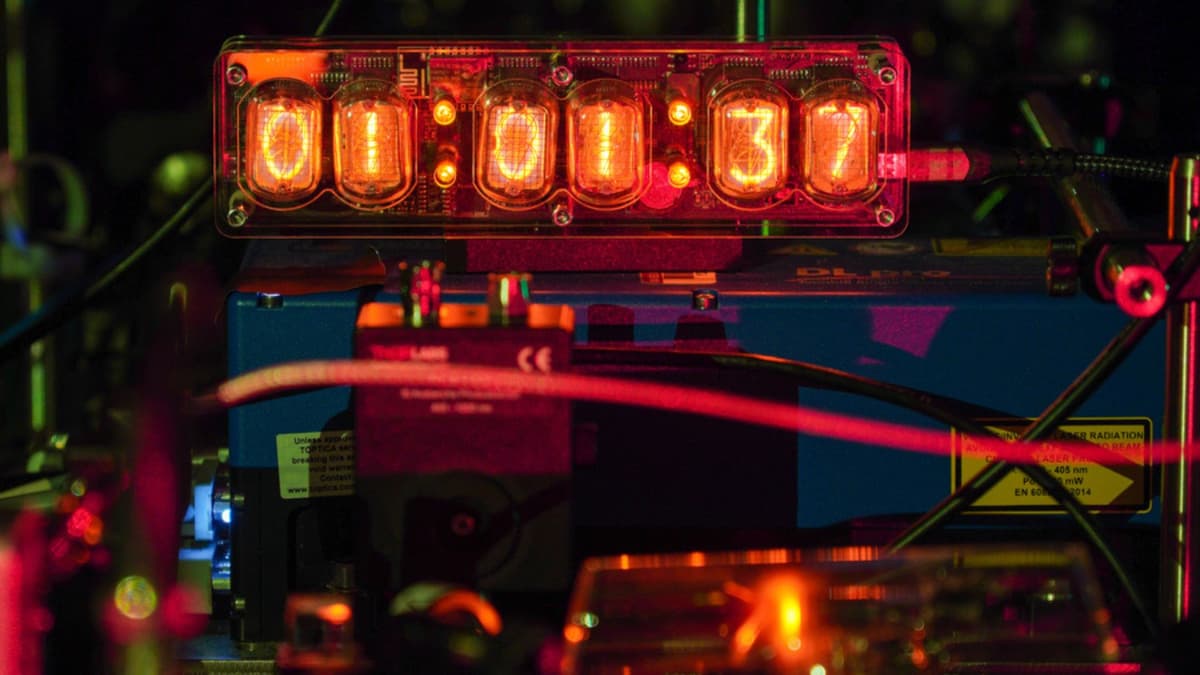 Teknologi Baru Jam Atom MIT Gandakan Akurasi dengan Kurangi Noise Kuantum