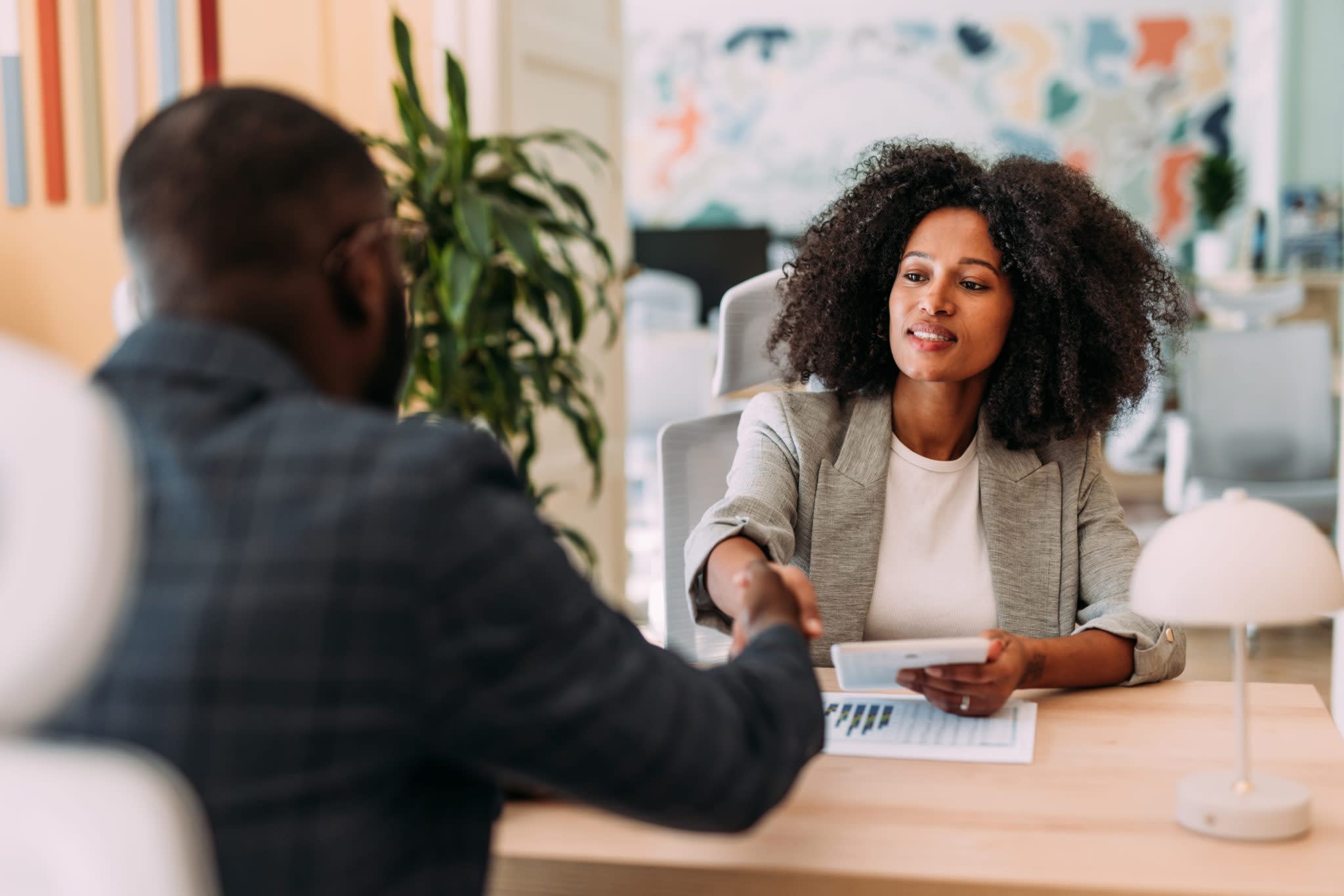 Bagaimana Teleperformance Menggabungkan AI dan Kecerdasan Emosional untuk Melindungi Pekerjaan