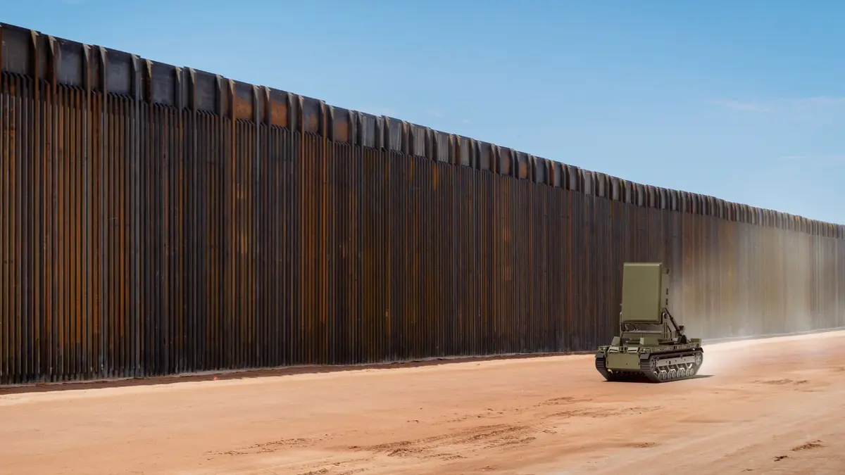Robot Otonom dengan Microwave Tinggi Hadang Serangan Drone di Medan Perang