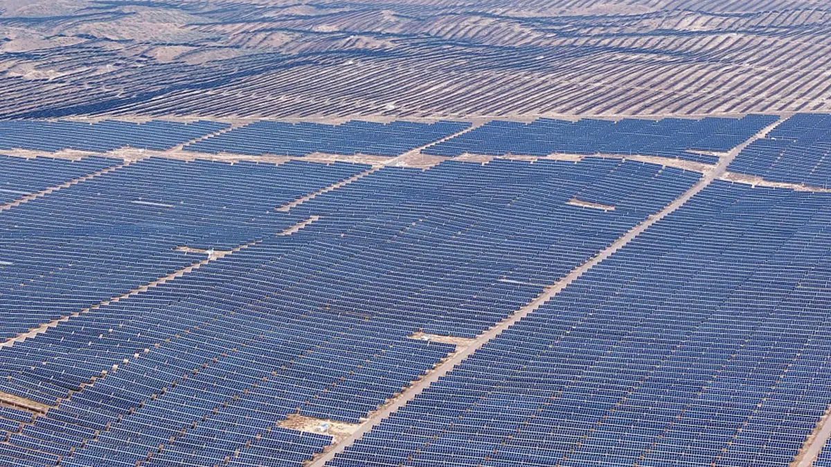 10 Pembangkit Listrik Tenaga Surya Terbesar Dunia yang Sudah Operasi 2025
