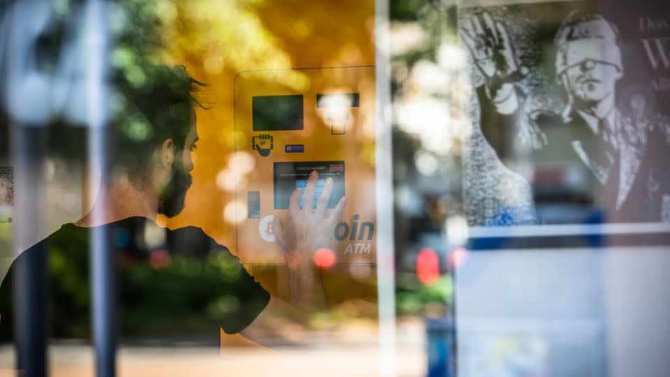 Ancaman Tarif Trump Picu Kejatuhan Besar di Pasar Cryptocurrency dan Saham