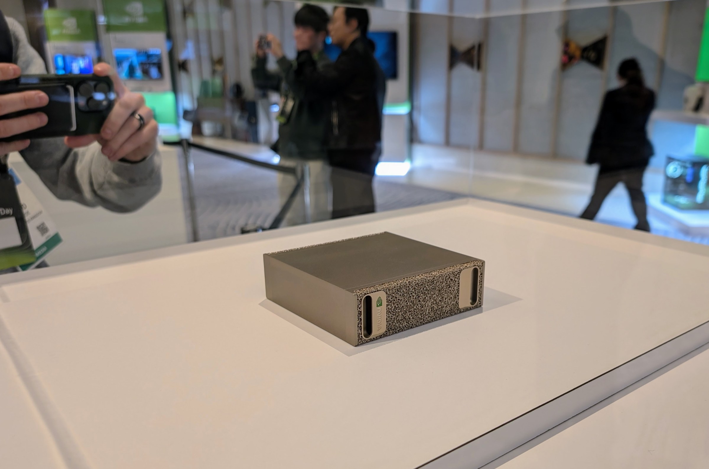 Nvidia Luncurkan DGX Spark: Superkomputer AI Kecil untuk Meja Kerja