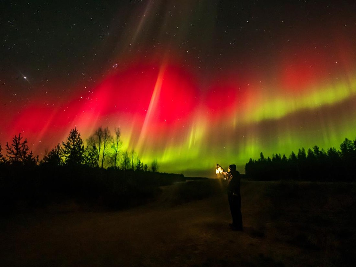Lubang Korona di Matahari Picu Aurora Sampai Inggris Akibat Badai Geomagnetik