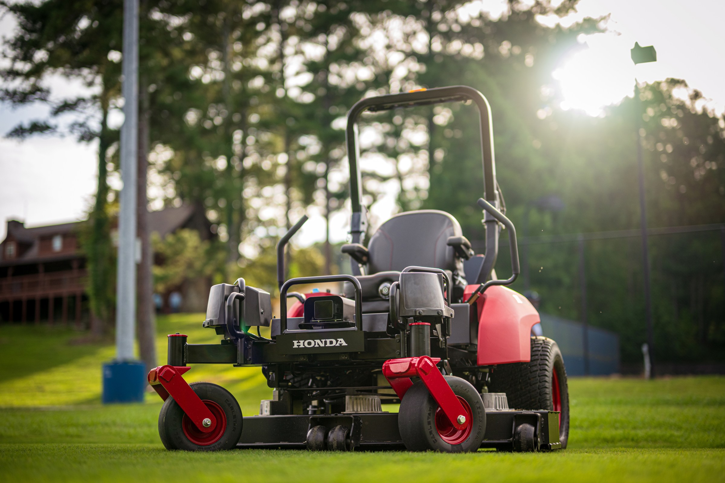 Honda Luncurkan Mesin Pemotong Rumput Otonom untuk Bisnis Lanskap