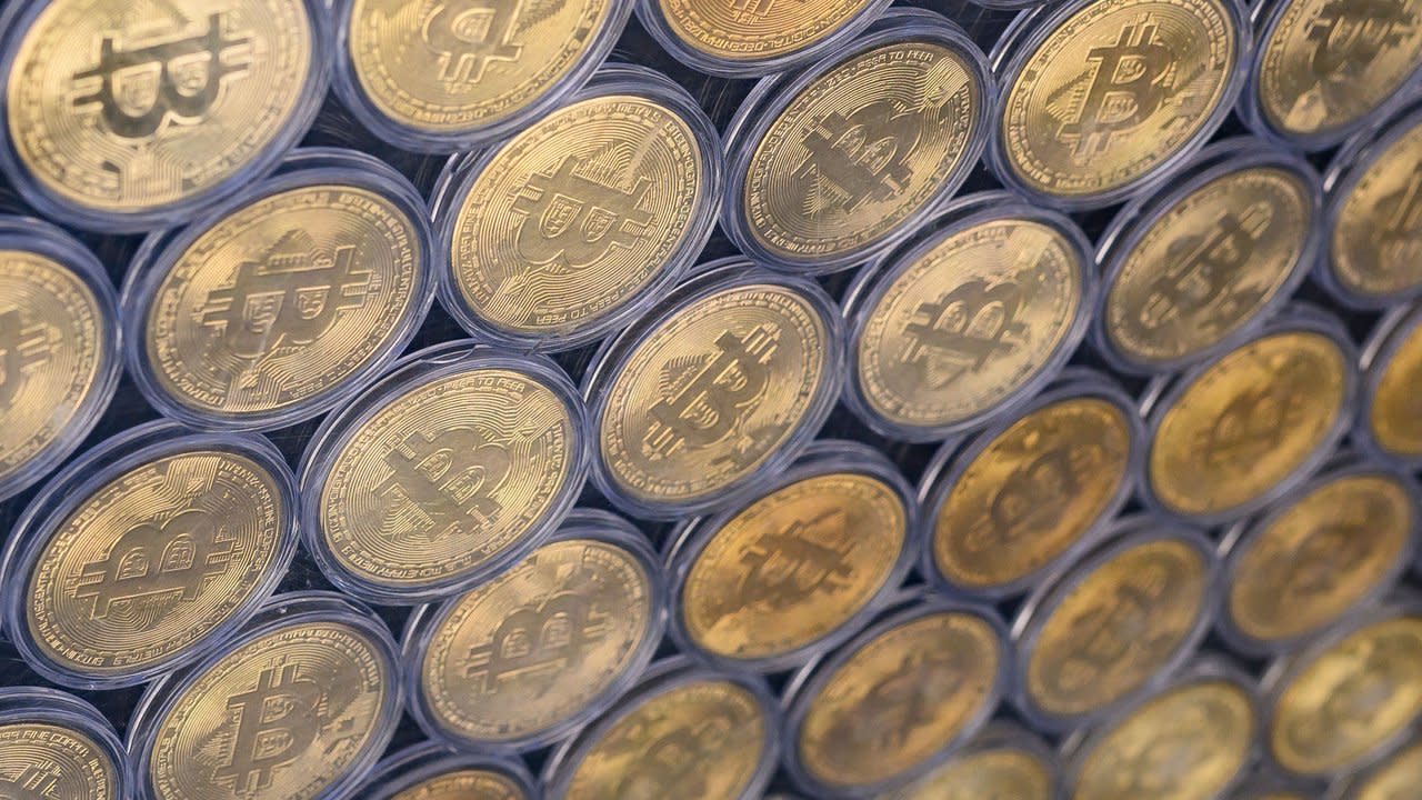 Bitcoin Turun Tajam setelah Rekor, Dampak Ancaman Tarif Trump Terasa