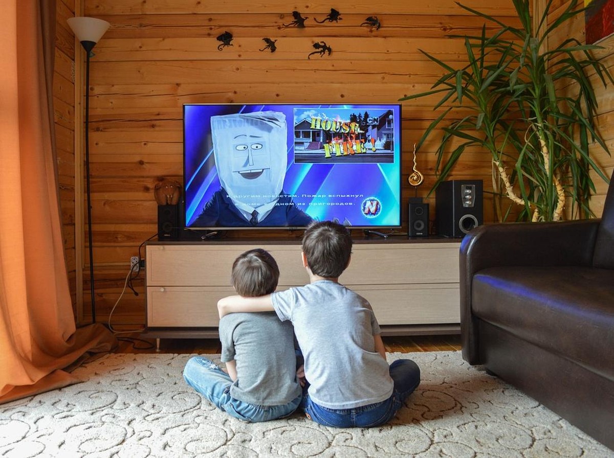 Cara Mudah Hubungkan Layar HP ke TV Agar Nonton Makin Seru