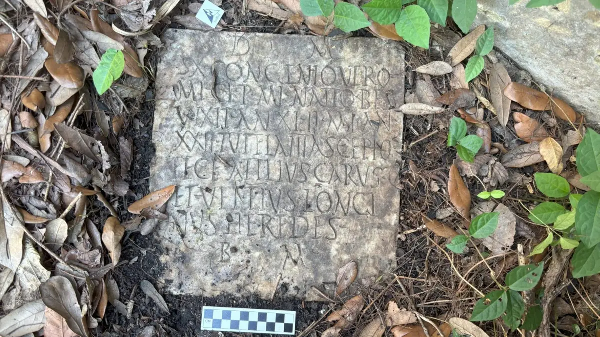 Batu Nisan Romawi 2.000 Tahun Ditemukan di Halaman Belakang New Orleans