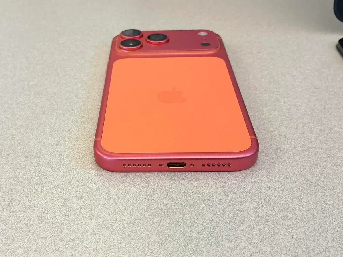 iPhone 17 Pro Orange Cosmic Bisa Berubah Warna Karena Salah Bersihkan