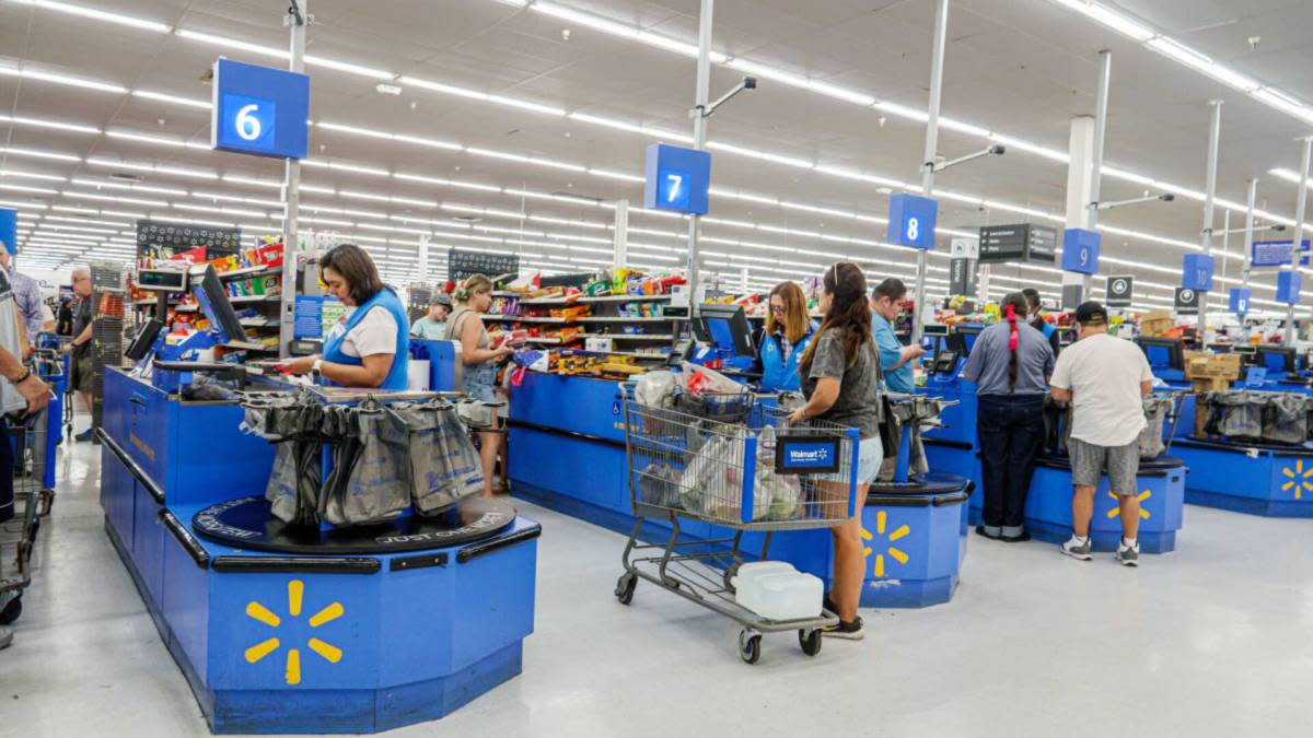 Walmart Memperkuat Bisnis dengan Membeli Pusat Perbelanjaan Sendiri