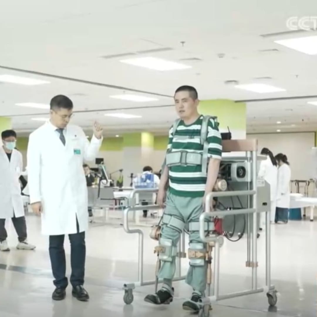 Polisi China Bisa Berdiri dan Jalan Lagi Berkat Operasi Antarmuka Spinal Revolusioner