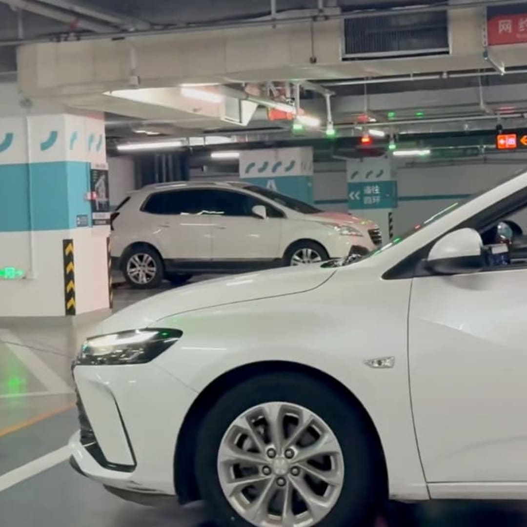 Robot Humanoids Unitree G1 Tarik Mobil 1,400 Kg, Bukti Kekuatan dan Keseimbangan Canggih