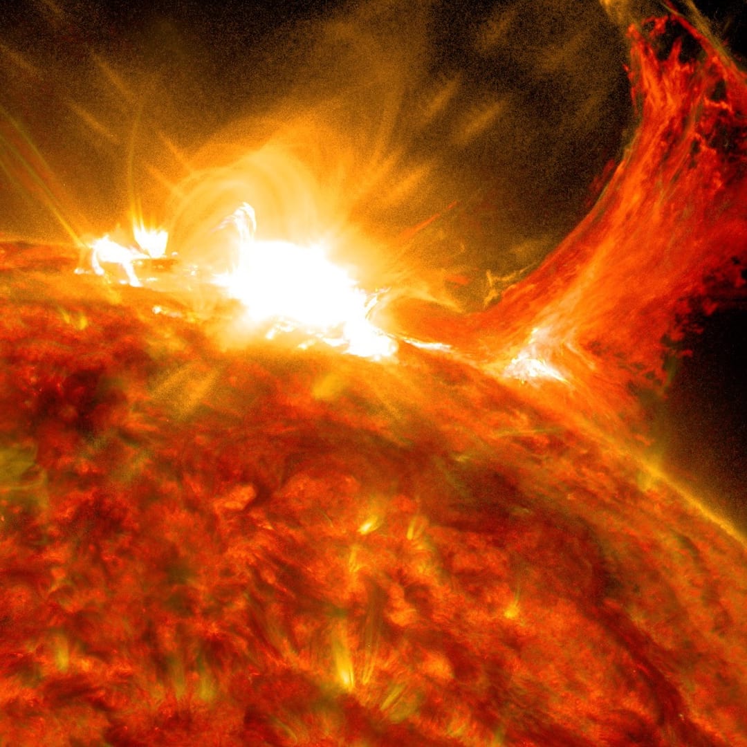 Gelombang Magnetik Alfvén: Kunci Pemanasan Atmosfer Luar Matahari Terungkap