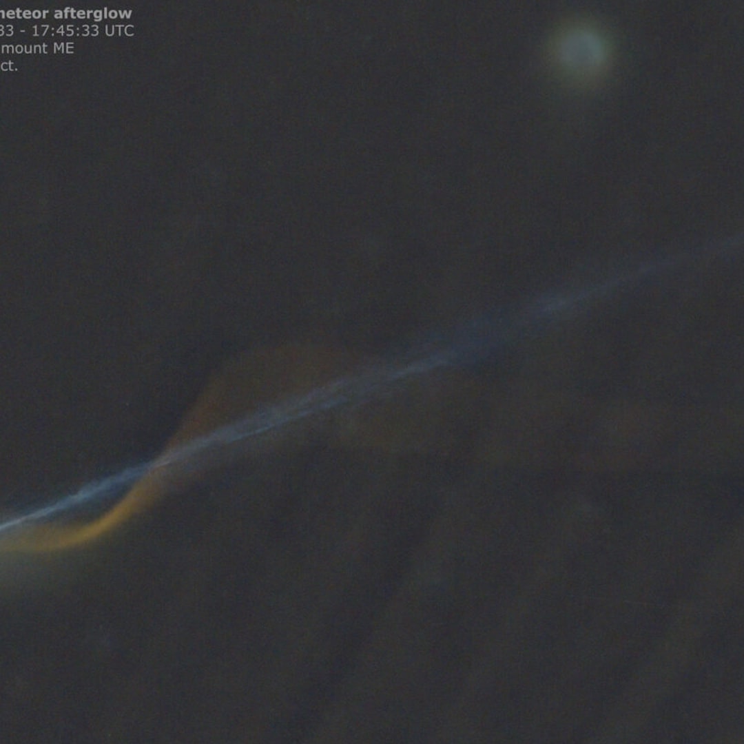 Fenomena Langka: Meteor Spiral Mengelilingi Komet Cerah di Langit Italia