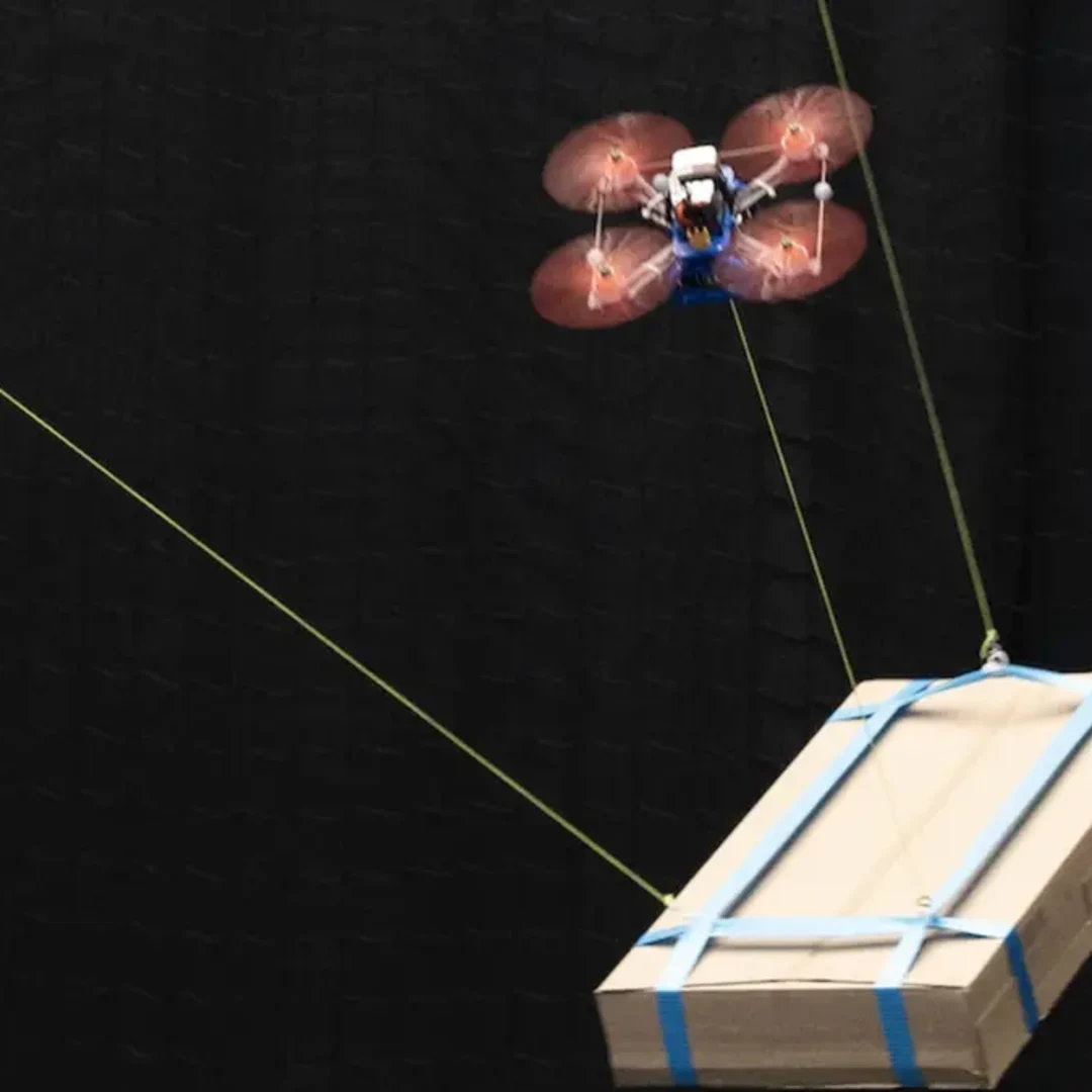 Algoritma Baru TU Delft Bantu Drone Angkut Barang Berat dengan Presisi Tinggi