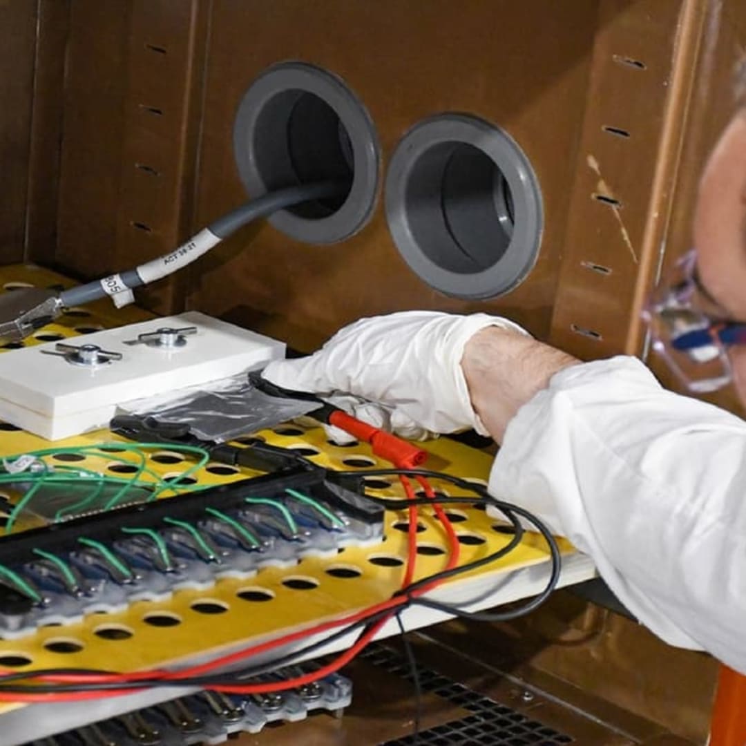 Baterai Ion Natrium Ramah Lingkungan dari Limbah Kayu: Alternatif Inovatif Penyimpanan Energi