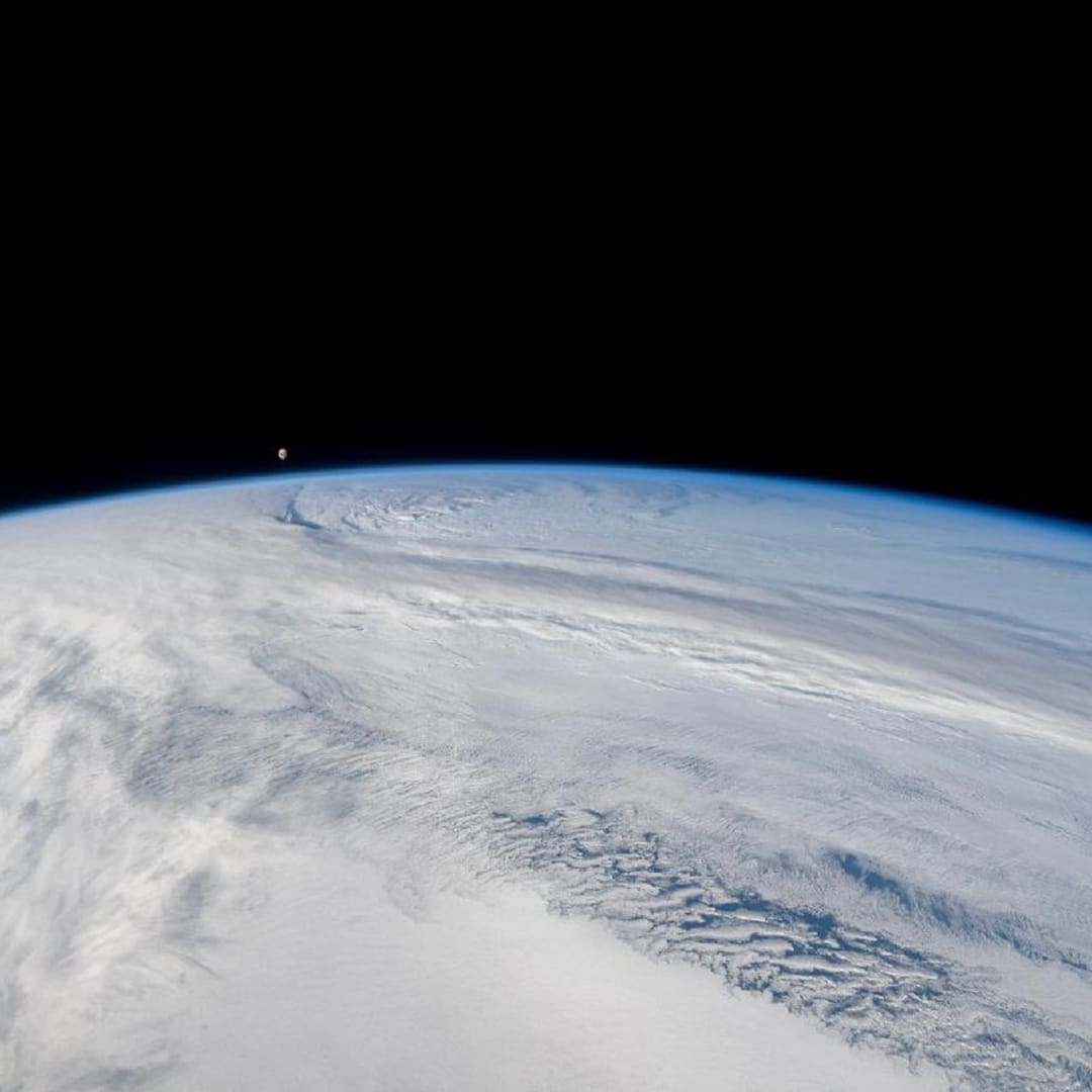 Garis Karman: Batas Penting antara Bumi dan Antariksa yang Harus Kamu Tahu