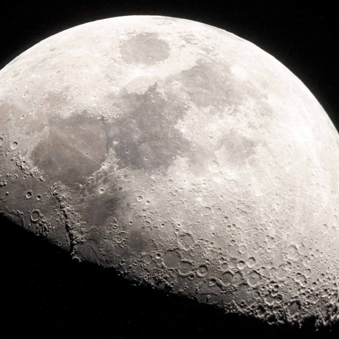 Mengungkap Rahasia Awan Debu Asimetris di Bulan yang Dipengaruhi Suhu