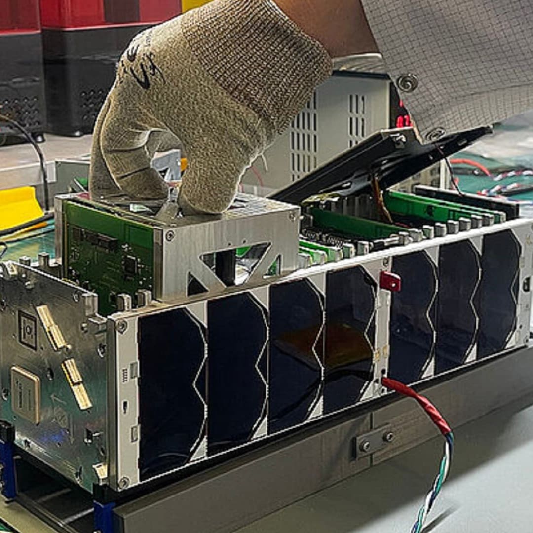 AI Pertama Kali Kendalikan Satelit Secara Otonom di Orbit Langit