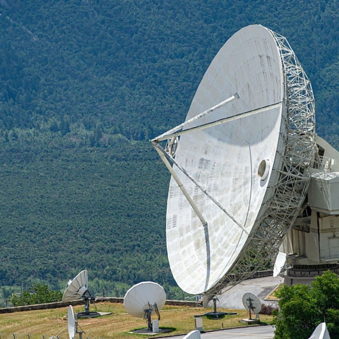 Terobosan Komunikasi Kuantum: Cahaya dari Bumi Menghubungkan Satelit