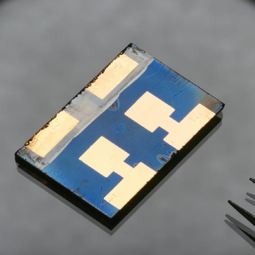 Lapisan Fluorinated Baru Dorong Efisiensi dan Ketahanan Sel Surya Perovskit