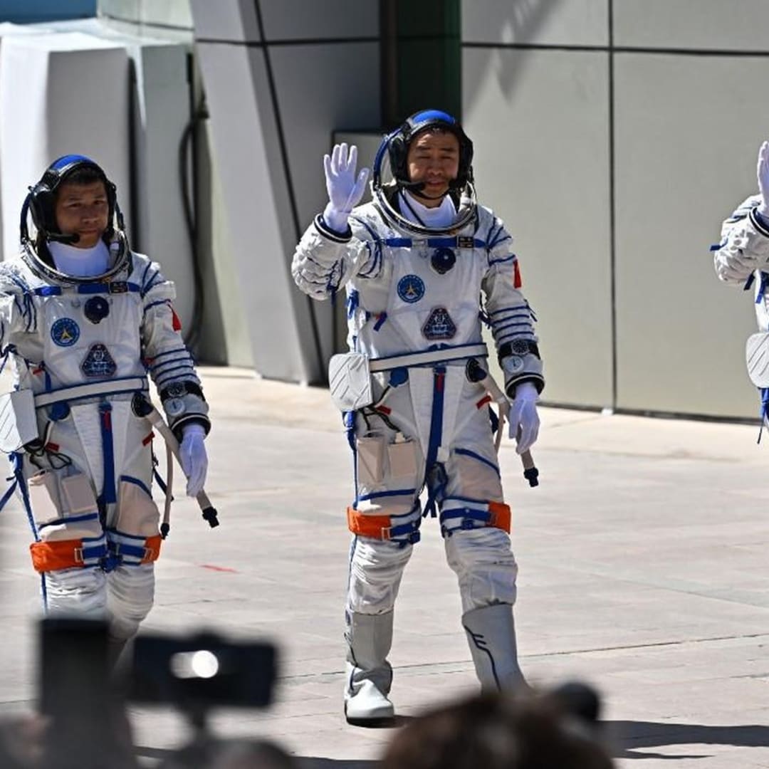 Taikonaut China Terlantar di Luar Angkasa Akibat Kapsul Rusak Serpihan Puing