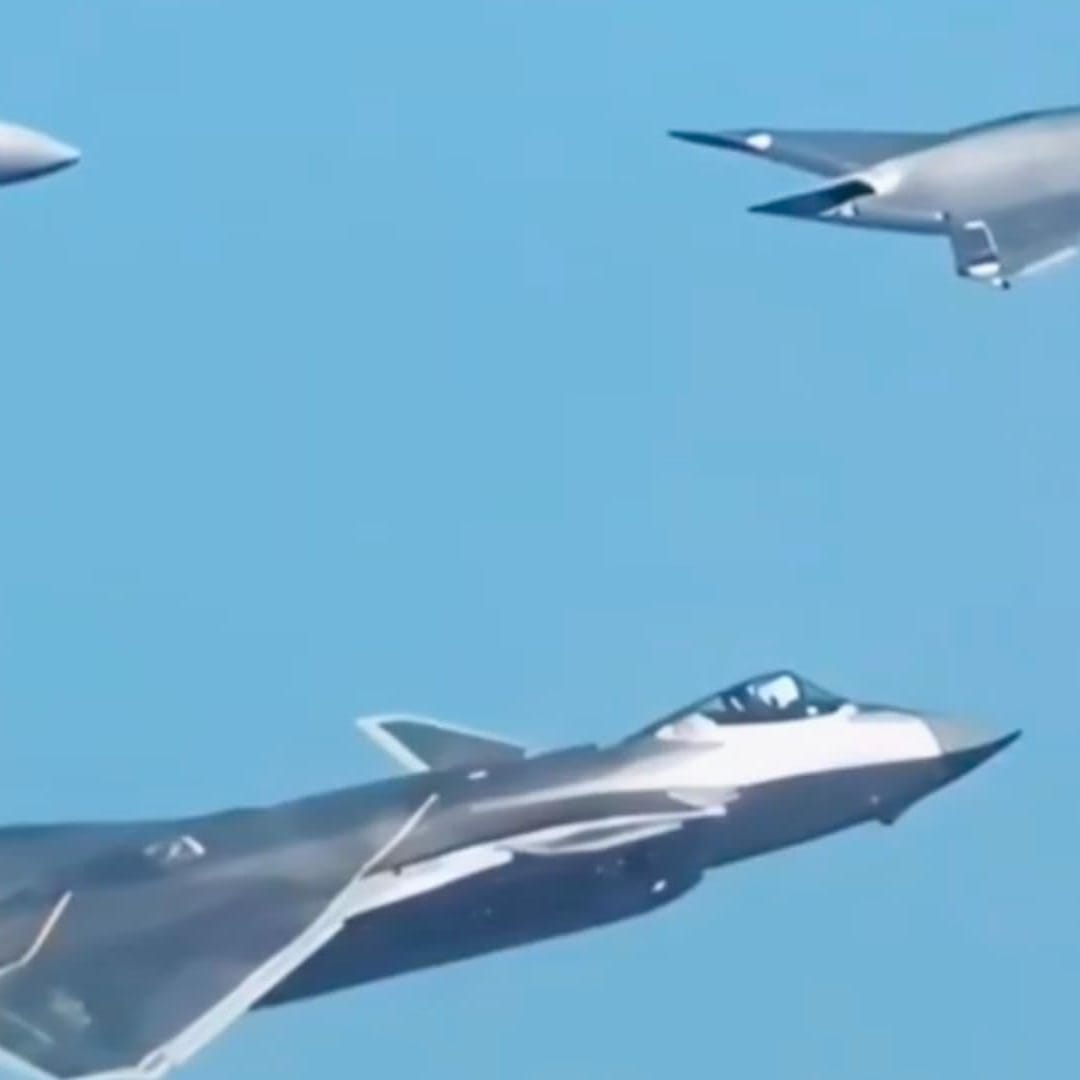 Kemajuan China: Drone GJ-11 dan J-20 Terbang Bersama Dalam Formasi Stealth