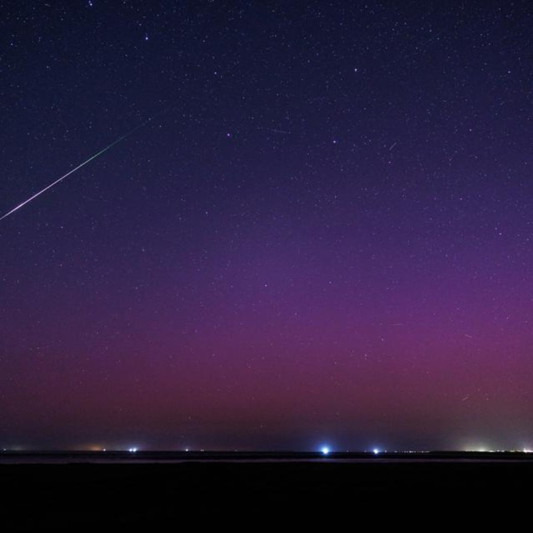 Puncak Hujan Meteor Leonid 2025: Layar Cahaya Cepat di Langit Amerika Utara