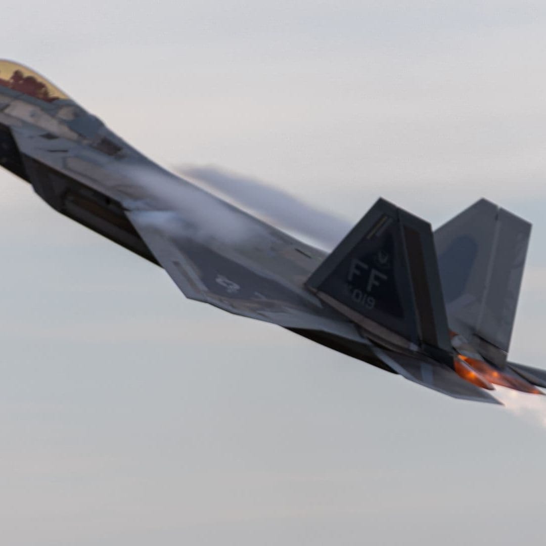 Pilot F-22 Kendalikan Pesawat Tak Berawak MQ-20 dengan Komunikasi Masa Depan