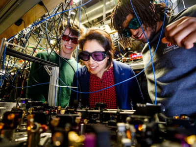 Harvard Berhasil Menjebak Molekul untuk Komputer Kuantum Lebih Cepat dan Akurat