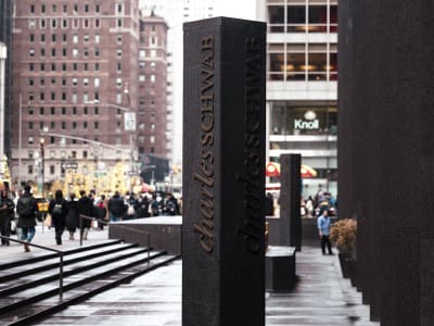 Charles Schwab Raih Pendapatan Tertinggi, Siap Melaju Kuat di 2025