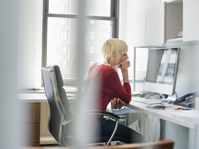 Mengatasi Imposter Syndrome dengan Bantuan AI Generatif: Peluang dan Risiko