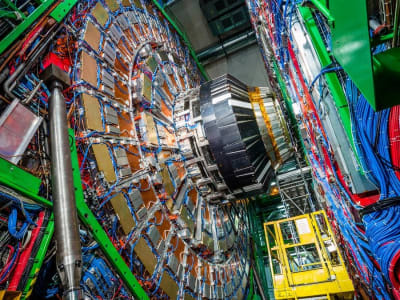 Quark Top dan Uji Ketat Relativitas Khusus dengan Large Hadron Collider
