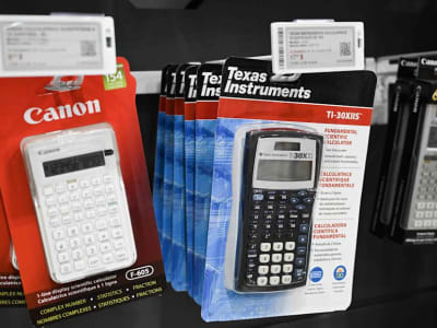 Saham AS Melemah Usai Texas Instruments Beri Prediksi Lemah, Energi Terbarukan Melesat