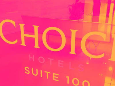 Kenapa Saham Choice Hotels Kini Berisiko Meski Harga Naik Tajam