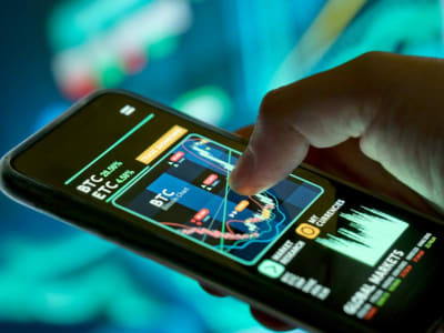 Mengapa Pasar Kripto Jatuh Meski Regulasi Longgar dan Inovasi Blockchain Baru