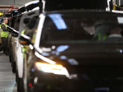 Jaguar Land Rover Perluas Layanan Cat Mewah untuk Mobil Eksklusif