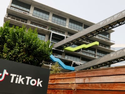 Trump Pertimbangkan Kesepakatan Dengan Oracle untuk Mengawasi TikTok di AS