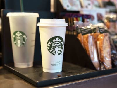 Starbucks Kembali dengan Nama di Gelas dan Bar Kondimen untuk Tarik Pelanggan