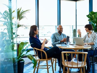 Lapisan Semantik Universal: Kunci Menyeimbangkan Kontrol dan Akses Data Mandiri