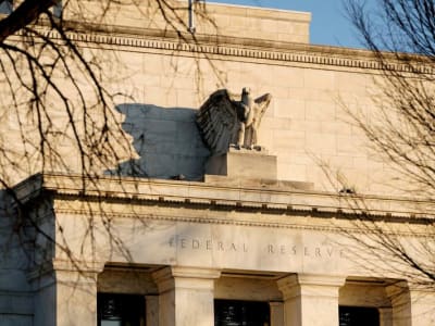 Fed Tahan Suku Bunga Sambil Tunggu Dampak Kebijakan Trump Terhadap Inflasi