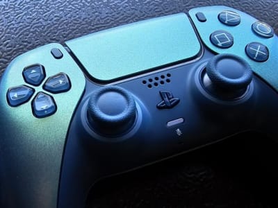 Pengalaman Unik dengan DualSense Chroma Teal: Nostalgia dan Warna Berani di Dunia Gaming