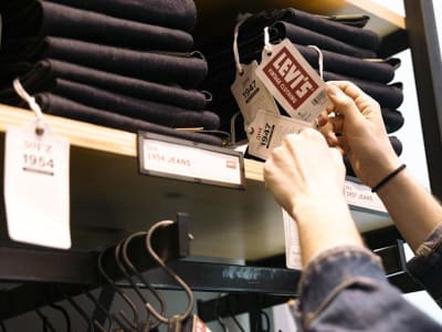 Levi Strauss Prediksi Penurunan Pendapatan 2025 Meski Penjualan Kuartal Terakhir Tumbuh